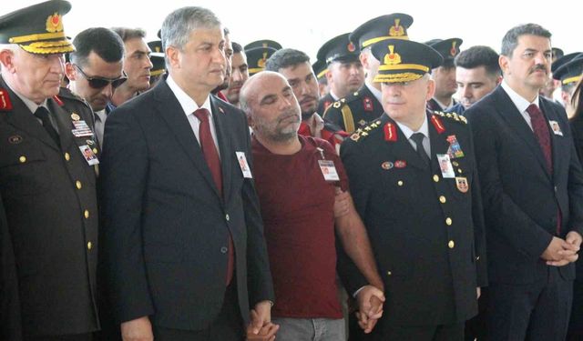 Şehit babası yürekleri dağladı, oğlunun tabutuna koşup öptü