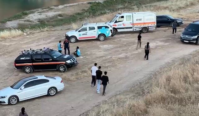 Serinlemek için Göksu Çayı'na giren genç akıntıya kapıldı