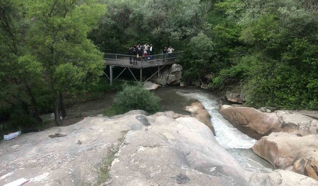 Serinlemek için gölete giren genç boğuldu
