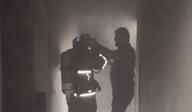 Siirt'te apartman dairesinde yangın: 3 kişi dumandan etkilendi
