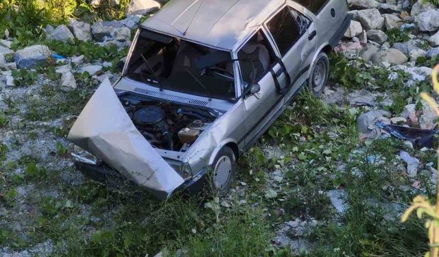 Sinop'ta otomobil şarampole uçtu: 2 yaralı