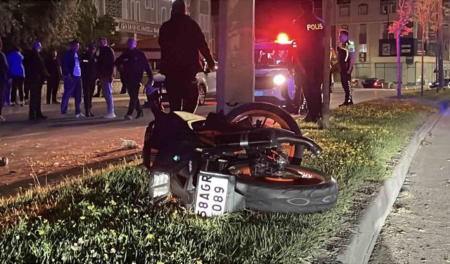 Sivas'ta aydınlatma direğine çarpan motosikletteki 2 kişi yola savruldu: 2 ağır yaralı