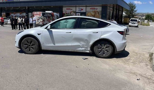 Sivas'ta otomobiller çarpıştı: 3 yaralı
