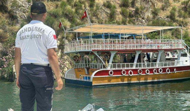 Sürüklenen teknedeki turistleri jandarma tahliye etti