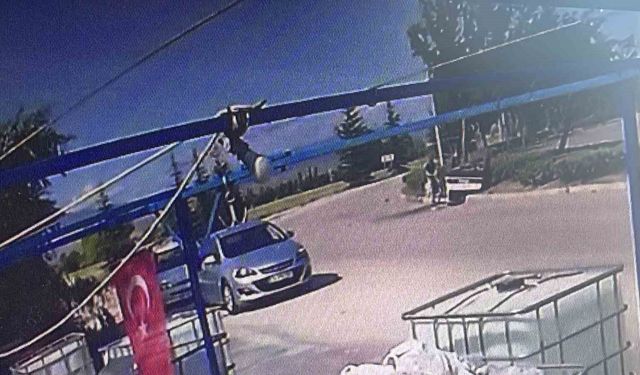 Takla atan Tofaş refüje devrildi: 2 yaralı