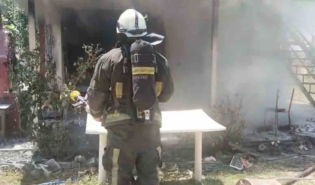 Tarladaki evde çıkan yangın itfaiye ekiplerince söndürüldü