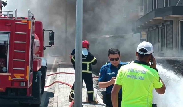 Tatvan'da lastik yangını elektrik hattına sıçradı: Yol trafiğe kapatıldı