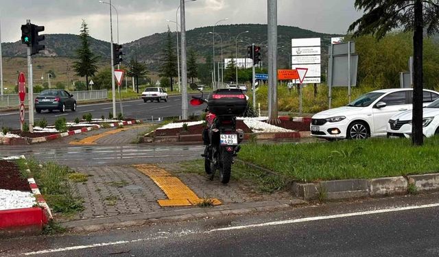 Tavşanlı'da otomobille çarpışan motosikletli yaralandı