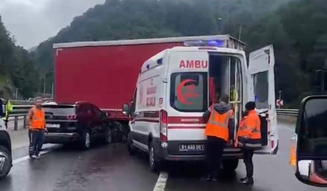TEM Otoyolu'nda tırdan ayrılan dorseye otomobil çarptı: 2 yaralı