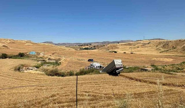 Tır, bariyer ve buğday tarlasını aşıp sulama kanalına düştü: 3 yaralı