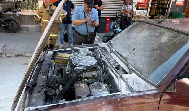 Tofaş aracın motor kısmında çıkan yangın büyümeden söndürüldü