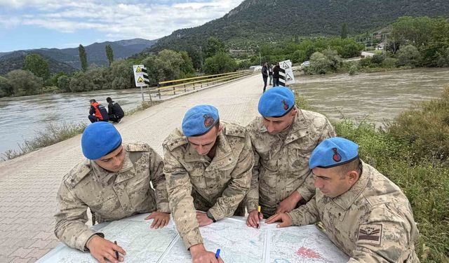 Tokat'ta 216 personel Kelkit Çayı'nda kayıp gençlerin izini sürüyor