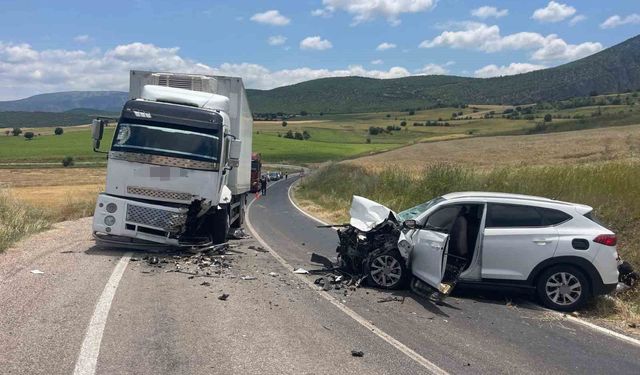Tokat'ta otomobil ile kamyon çarpıştı: 4 yaralı