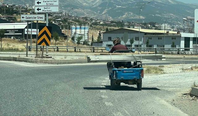 Trafikte beklerken motosiklet üzerinde oynamaya başladı