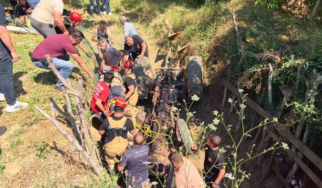 Traktörün altında kalan adam ağır yaralandı