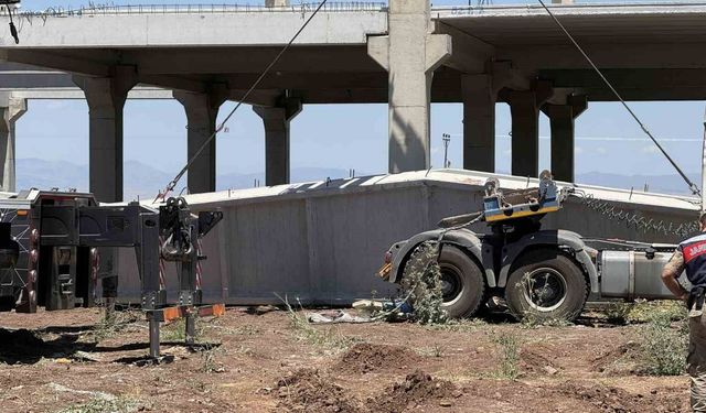Yaklaşık 15 tonluk beton blok altında kaldılar: 1 ölü, 1 yaralı