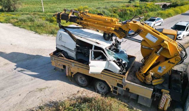 Yolcu treni hemzemin geçitte sıkışan kamyoneti yaklaşık 200 metre sürükledi