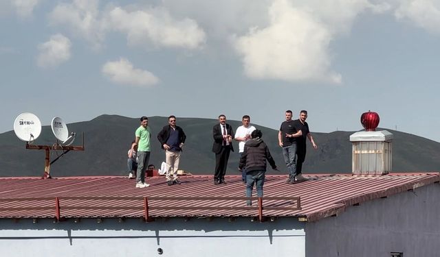 Yüksekova'da çatıya çıkan genci, belediye başkanı ve polis ekipleri ikna etti