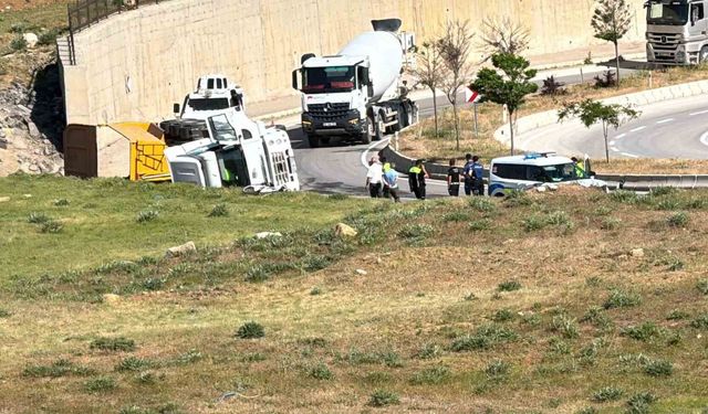 Yüksekova'da hafriyat yüklü kamyon devrildi
