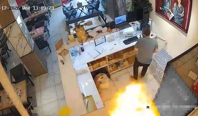 Yüksekova'da kafede mutfak tüpü patladı: Olay anı kamerada