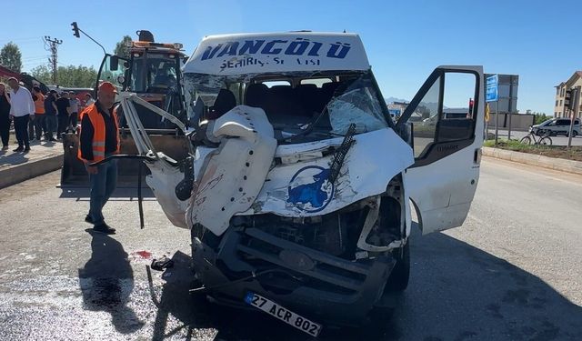 Yüksekova'da yolcu minibüsü ile kamyon çarpıştı: 2 ölü, 3 yaralı