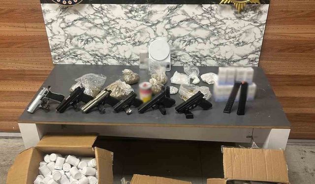 Zeytinburnu'nda uyuşturucu operasyonunda 60 bin sentetik ecza hap ele geçirildi