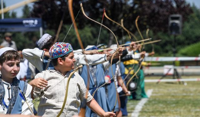 Bursa’da 450 sporcu geleneksel okçulukta yarıştı