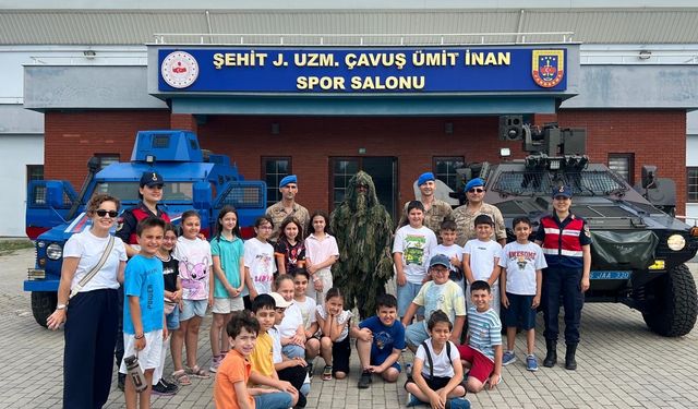 Minik öğrenciler Bursa İl Jandarma Komutanlığı'nı ziyaret etti