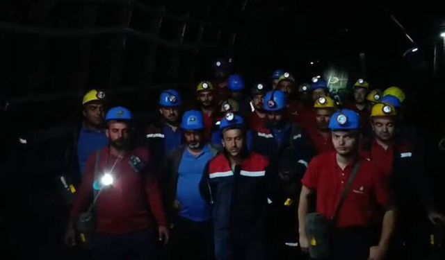 Açlık grevindeki madenciler kendilerini yeraltına kapattı!