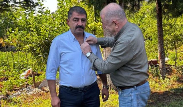 CHP'li başkandan Zafer Partisi iddiasına yalanlama: Rozeti birden takıverdi
