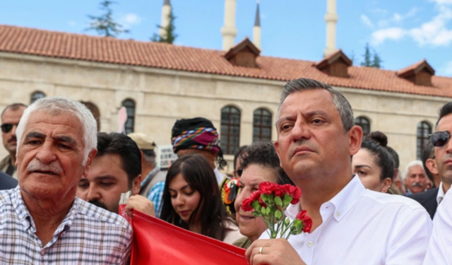 Katliamın 33’üncü yılı... Özgür Özel, Madımak Oteli önünde