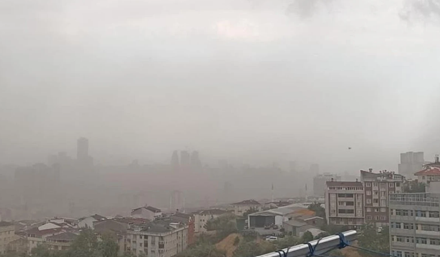 İstanbul’da fırtına: Çatılar uçtu, ağaçlar devrildi