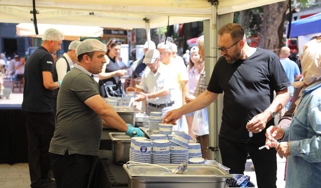 Bursa Büyükşehir’den İznik’te aşure ikramı