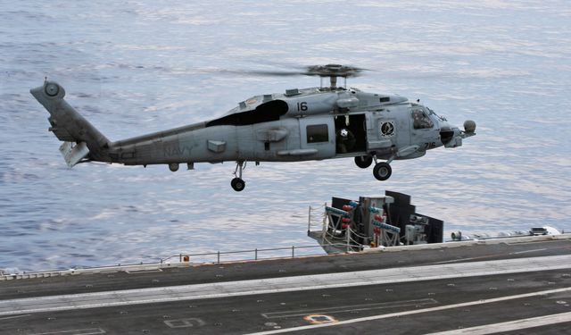 ABD askeri helikopteri Umman Denizi’ne acil iniş yaptı