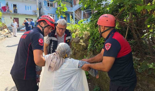 45 dakika boyunca çatıda bekleyen adamı eşi ve kız kardeşi ikna etti