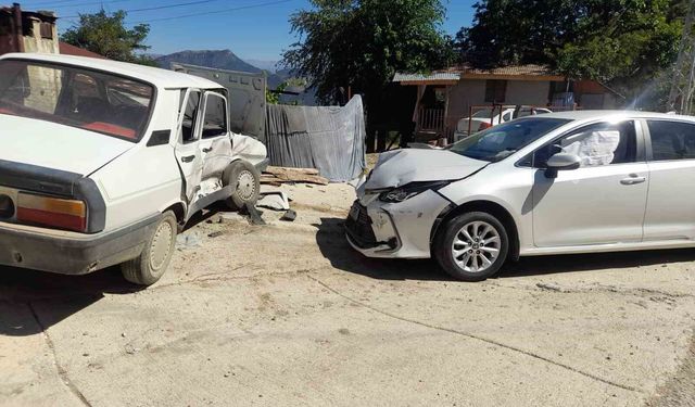 Adana'da otomobiller çarpıştı: 2 yaralı