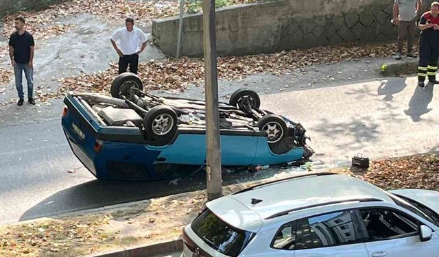 Ağaca çarpan otomobil ters döndü