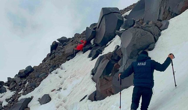 Ağrı Dağı'nda bulunan kadın dağcının cenazesi indirildi