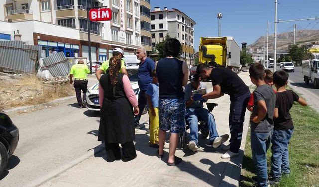 Akülü sandalyesiyle ters yöne giren engelli vatandaşa otomobil çarptı