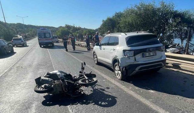 Alanya'da park halindeki otomobile çarpan motosikletteki 2 kişi yaralandı