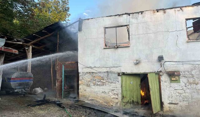 Alevlere teslim olan ev kullanılmaz hale geldi