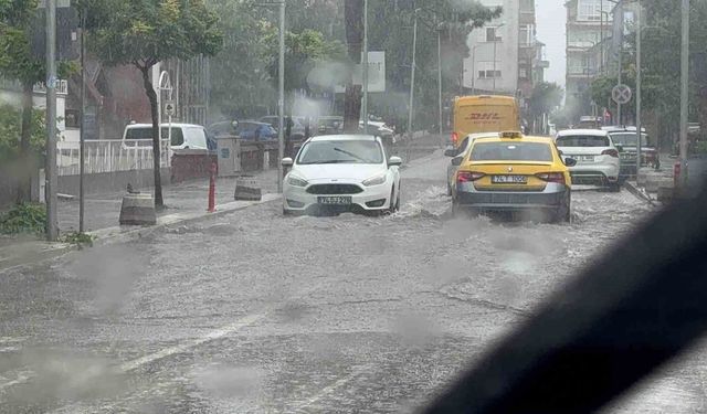 Amasra'da sağanak alarmı: Cadde ve sokaklar göle döndü