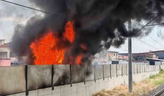 Ankara'da boş arazide çıkan yangın tren istasyonuna sıçradı