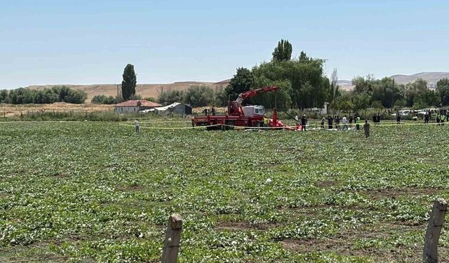 Ankara'da düşen eğitim helikopteri vinçle kaldırıldı