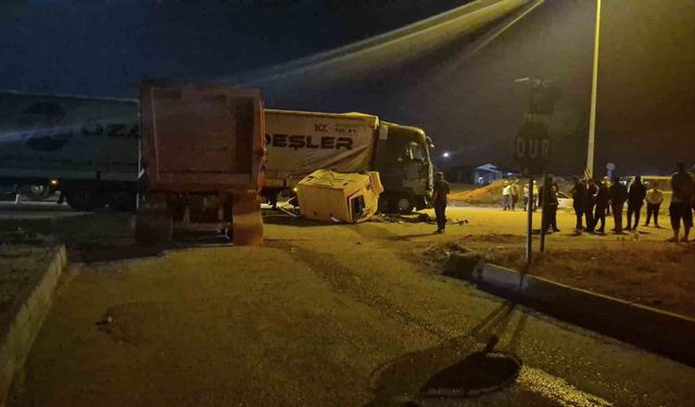 Ankara'da hafriyat kamyonu tıra yandan çarptı: 1 yaralı