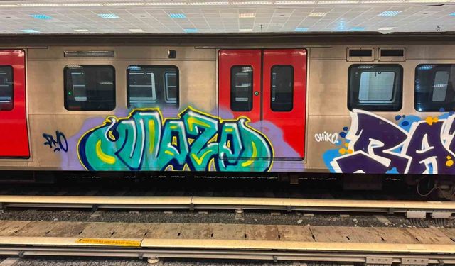 Ankara'da iki şahıs metro vagonlarına grafiti yaptı: O anlar güvenlik kamerasına yansıdı