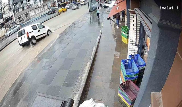 Ankara'da sağanak yağıştan dolayı çöken yola düşen araç güvenlik kamerasına yansıdı