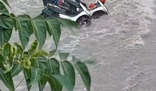 Ankara'da şiddetli sağanak: Sel suları motosikletleri sürükledi