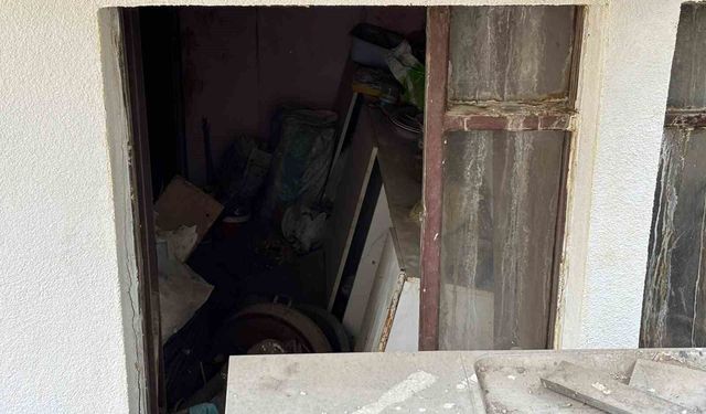 Ankara'da yaşlı çifte ait evden kamyon dolusu çöp çıkartıldı