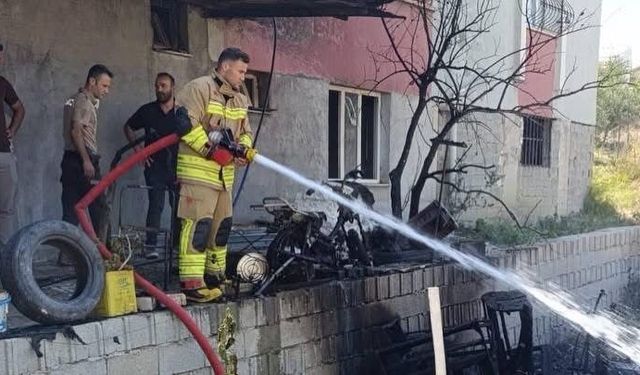 Antakya'da yaşanan yangında motosiklet kullanılmaz hale geldi